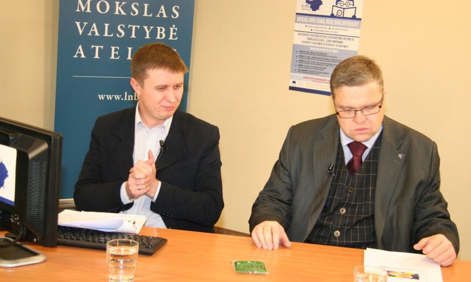 Lietuvos banko valdybos pirnininkas Vitas Vasiliauskas (dešinėje)