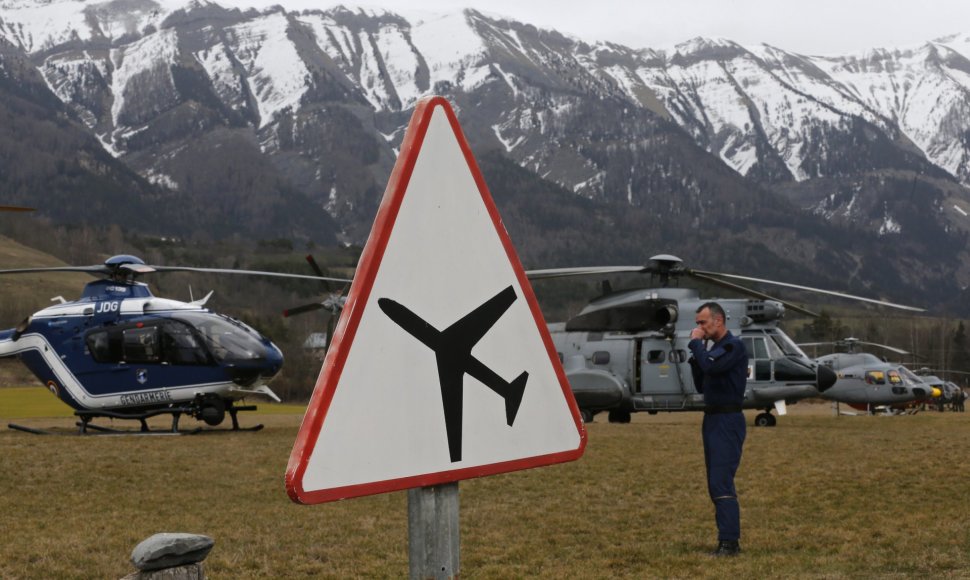 Prancūzijos gelbėtojai netoli vietos, kur sudužo oro skrydžių bendrovės „Germanwings“ lėktuvas „Airbus A320“