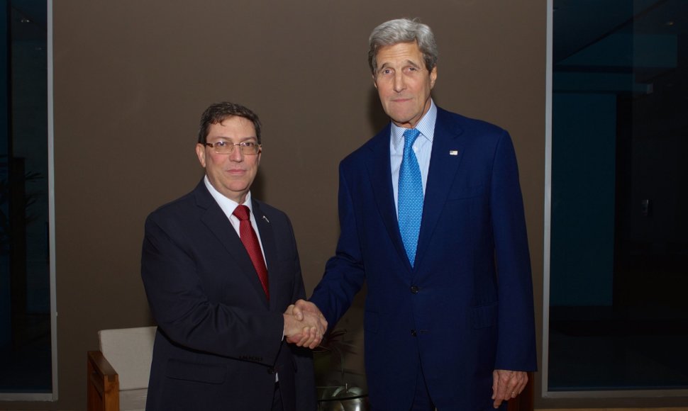 Kubos užsienio reikalų ministras B.Rodriguezas ir JAV valstybės sekretorius Johnas Kerry.