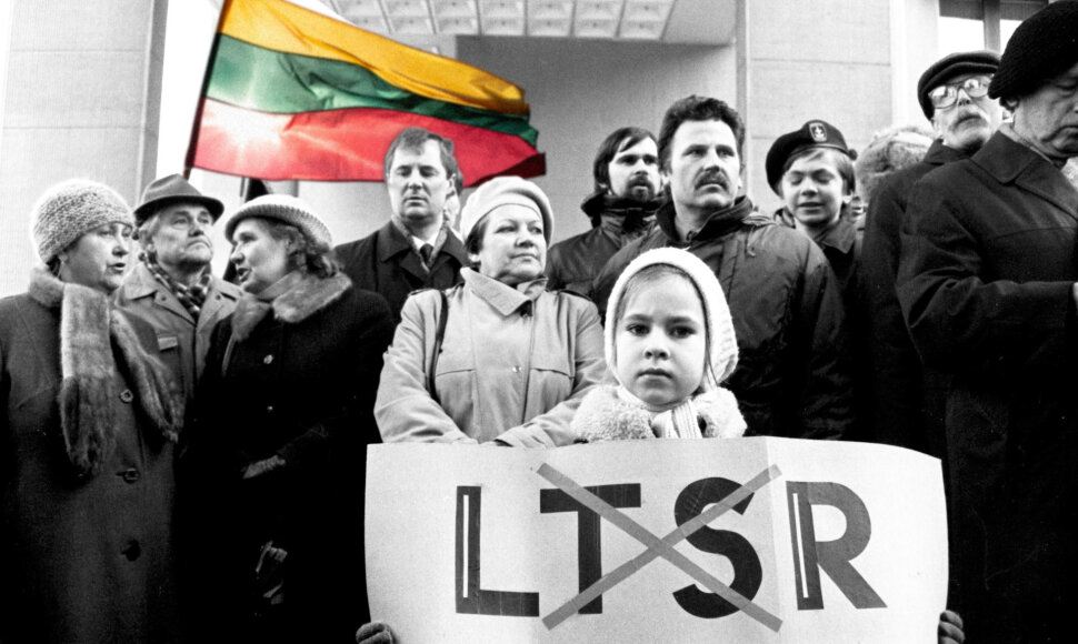 Mitingas prie Lietuvos Respublikos Auk&scaron;čiausiosios tarybos-Atkuriamojo Seimo rūmų, remiantis Lietuvos nepriklausomybę