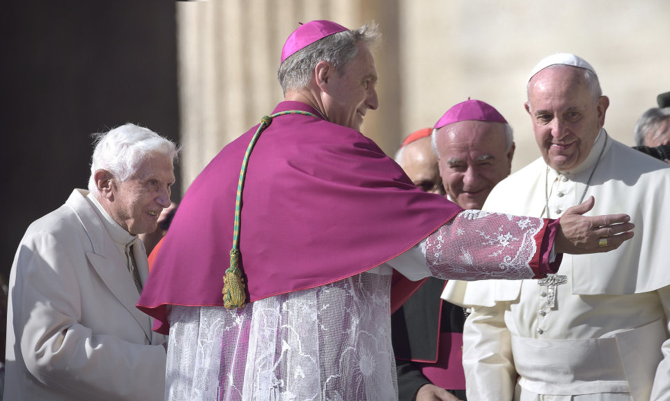 Georgas Gänsweinas tarp popiežių Benedikto XVI ir Pranciškaus