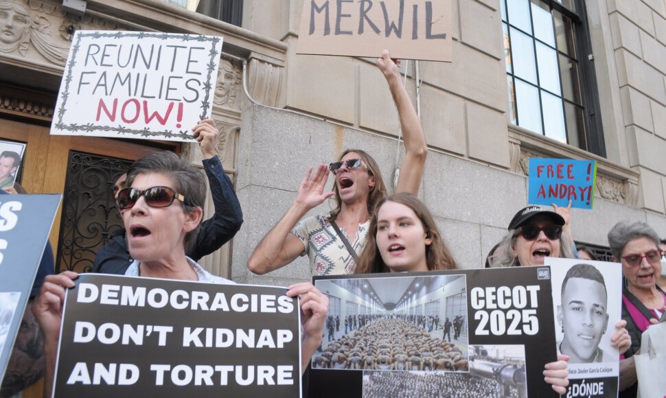 Protestuotojai reikalauja paleisti sulaikytus venesueliečius / Jimin Kim / ZUMAPRESS.com