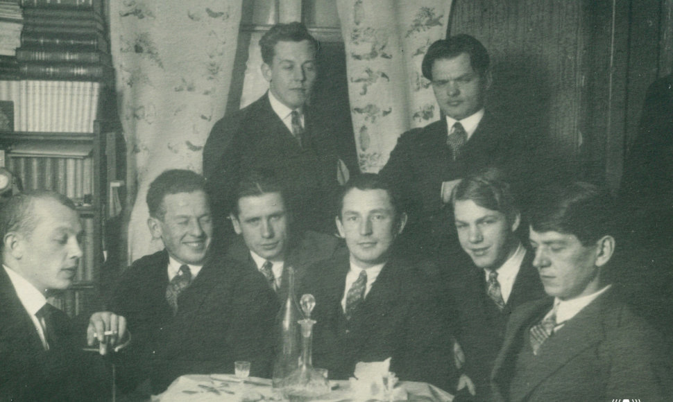 Sėdi iš dešinės į kairę K.Binkis, A. Gerutis, J.Petrėnas, A.Brazlius, T.Tilvytis, Kateiva. Stovi H.Kačinskas, A. Gricius [1926] m.