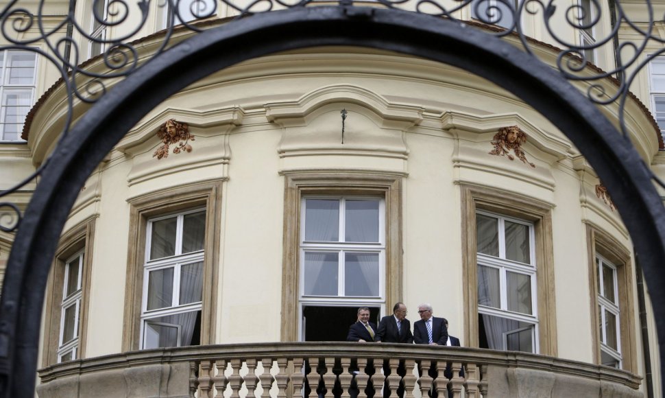 Vokietijos ir Čekijos atstovi stovi Vokietijos ambasados Prahoje balkone