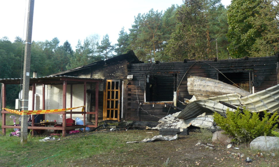 Stašėnų kaime, Jonavos rajone, atvira liepsna degė namas, įtarta, kad jo viduje yra mažametis.