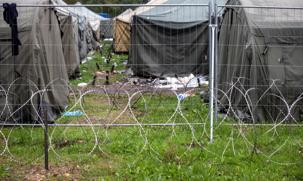 Iš Rūdninkų migrantų stovyklos (Šalčininkų r.) gyventojai iškeliami į Kybartų (Vilkaviškio r.) užsieniečių registracijos centrą