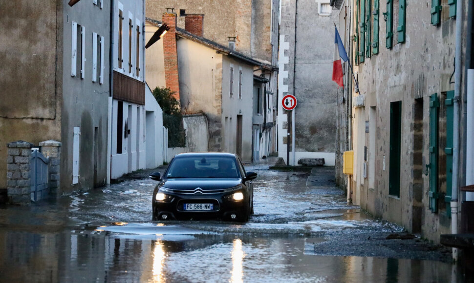 Potvynis Prancūzijos miestelyje po audros /  / AP
