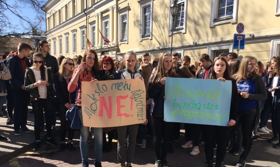 Vilniuje – protesto akcija dėl ketinimų ilginti mokslo metus