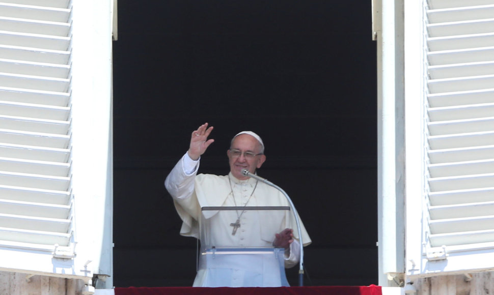 Popiežius Pranciškus paragino aktyviau kovoti su prekyba žmonėmis