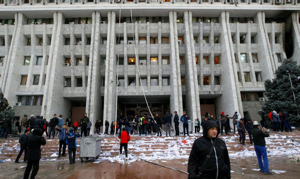 Protestuotojai Kirgizijoje užėmė vyriausybės rūmus