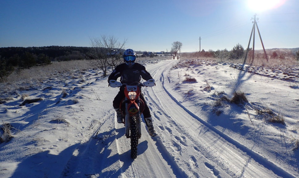 Pasivažinėjimas motociklu žiema