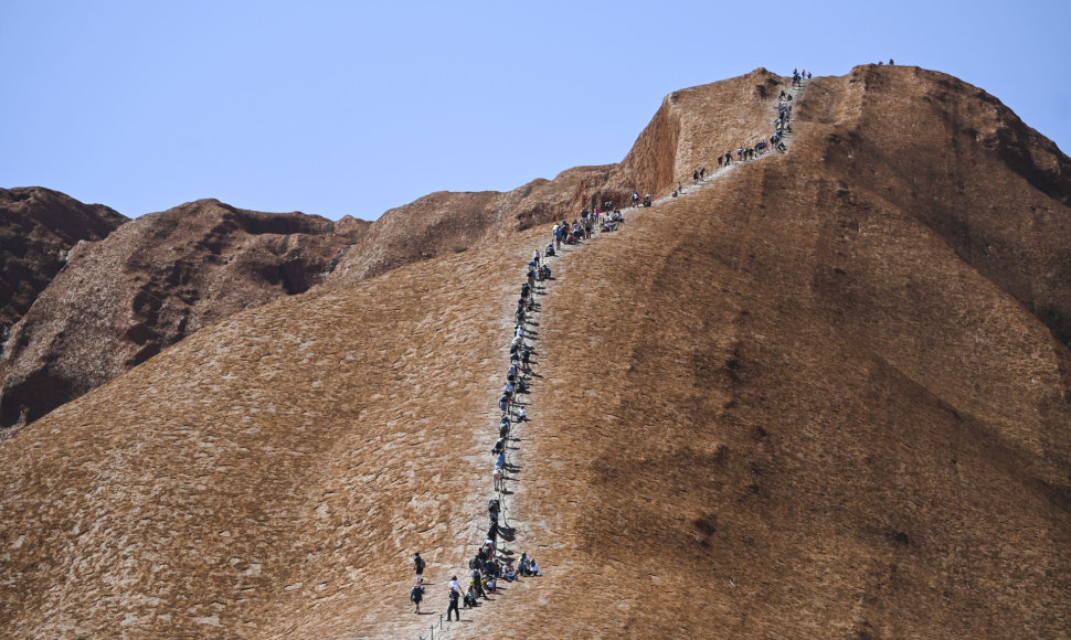 Turistai plūsta prie Australijos Uluru kalno paskutiniam kopimui