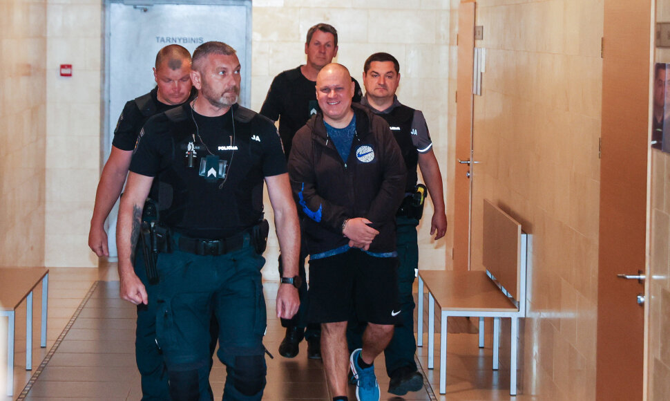 Danijoje sulaikytas Algimantas Ulvidas atvežtas į teismą Kaune