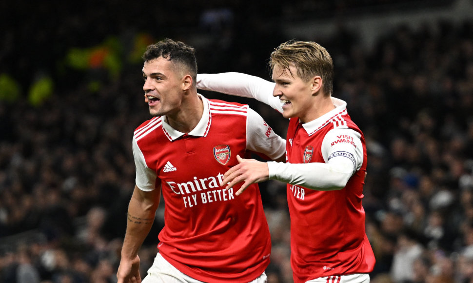 Granitas Xhaka ir Martinas Odegaard'as švenčia įvartį