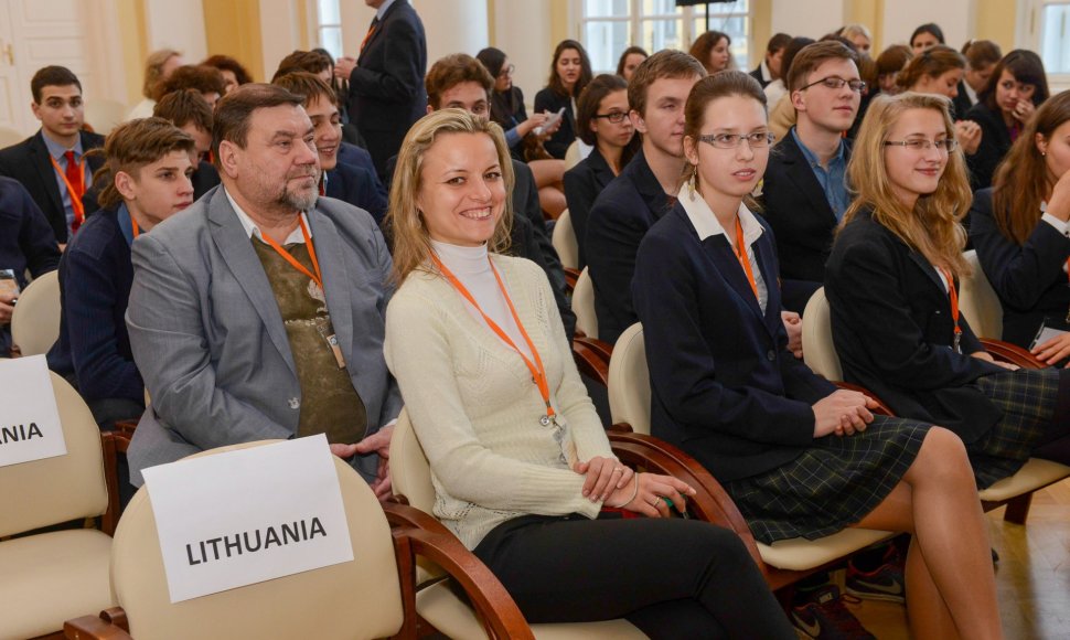 VPU (dabar LEU) absolventė, Vilniaus Vytauto Didžiojo gimnazijos matematikos mokytoja Anna Mažuolienė 2014 m. apdovanota Metų mokytojo premija. 