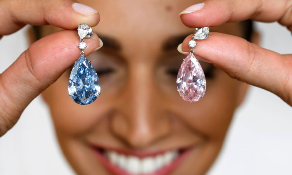 Už auskarus su deimantais aukcione Šveicarijoje sumokėta rekordinė 51,7 mln. eurų suma