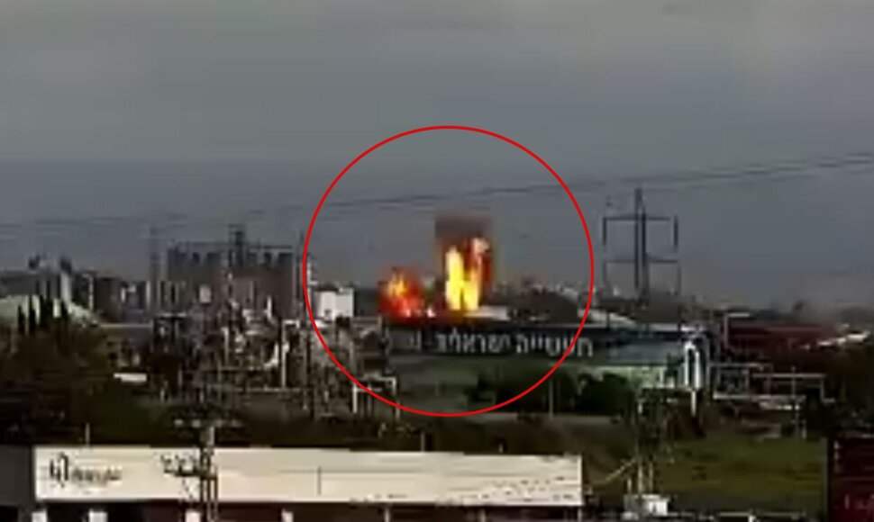 Izraelio naftos perdirbimo gamykloje Haifoje kilo gaisras po raketos atakos