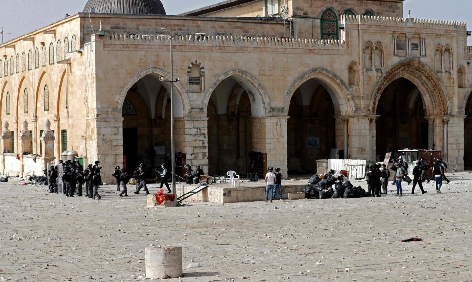 Palestiniečiai susiduria su Izraelio pareigūnais prie Al Aksos mečetės