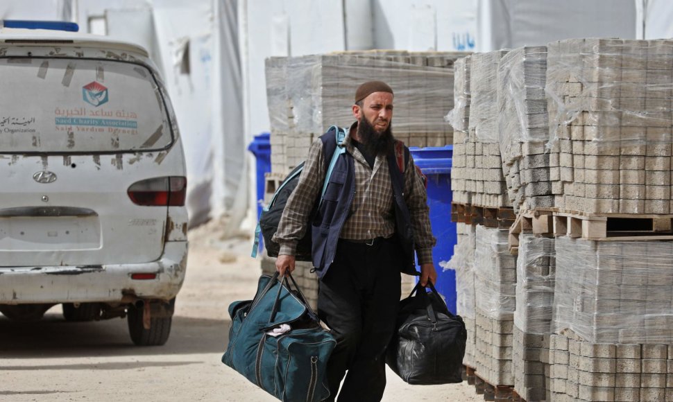 Sirijoje iš Rytų Gutos evakuoti kovotojai bei jų šeimos nariai