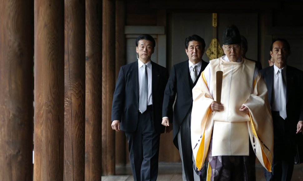Japonijos ministras pirmininkas Shinzo Abe Jusukunio šventykloje