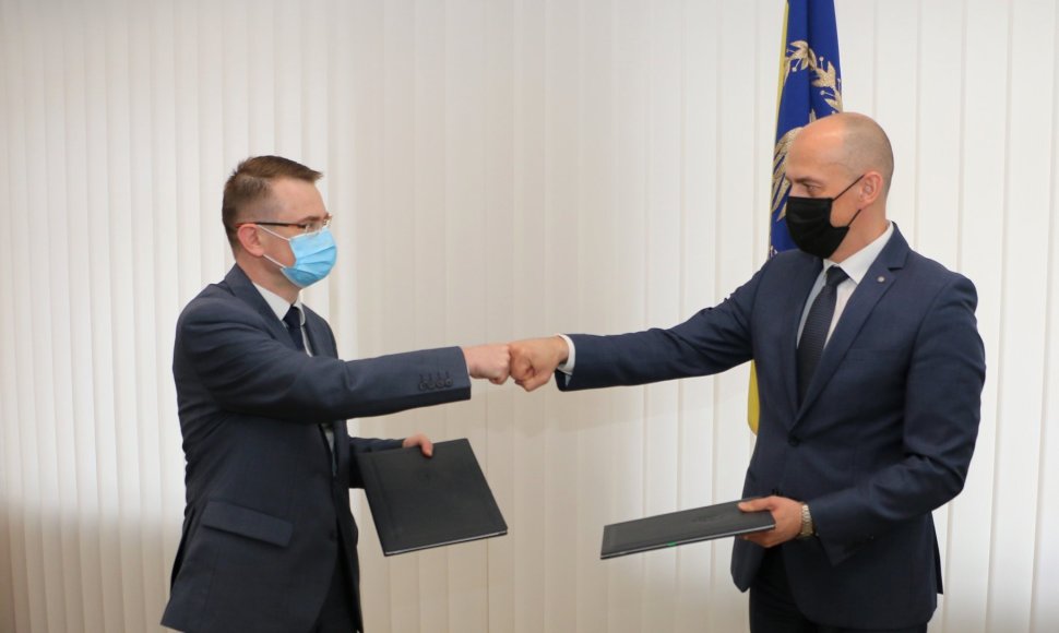 Bendradarbiavimo sutartį pasirašė sveikatos apsaugos ministras Arūnas Dulkys ir STT direktorius Žydrūnas Bartkus