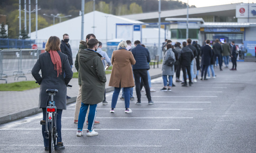 Vilniuje – pusvalandį trukusios lenktynės dėl šimto likusių vakcinų 