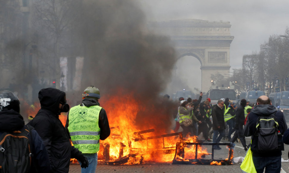 „Geltonųjų liemenių“ protestas Paryžiuje