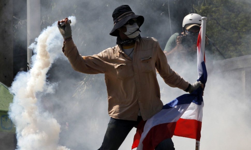 Bankoką krečia nauji protestuotojų ir policijos susirėmimai. 