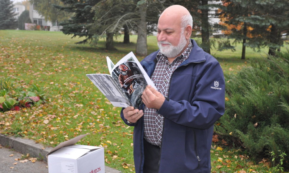 Pasak Kauno miško ir aplinkos inžinerijos kolegijos mokytojo eksperto Arūno Jurkonio, iliustruotą naudojimosi grandininiu pjūklu vadovą vertina ne tik studentai, bet ir dėstytojai, juo patogu naudotis net ir kertant medžius miške.