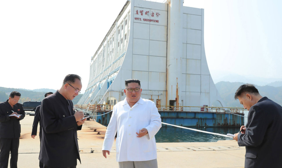Šiaurės Korėjos lyderis įsakė nugriauti Pietų Korėjos pastatytą kurortą