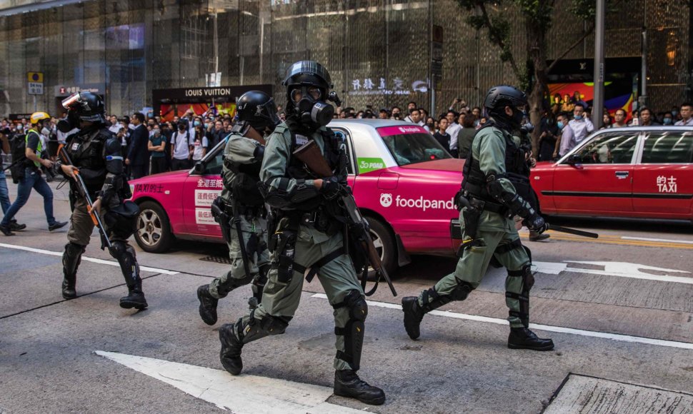 Honkonge prasiveržus pykčio bangai policija pašovė protestuotoją