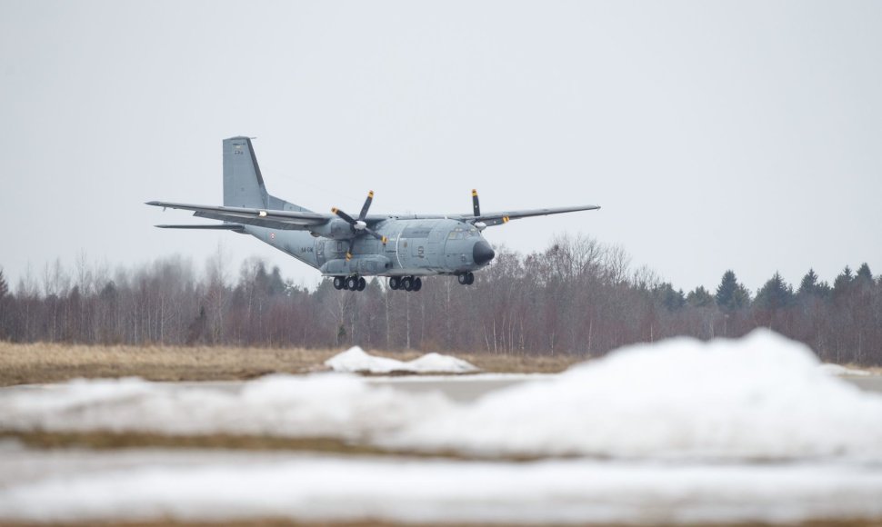 Į Estiją keliauja NATO sunkioji karinė technika