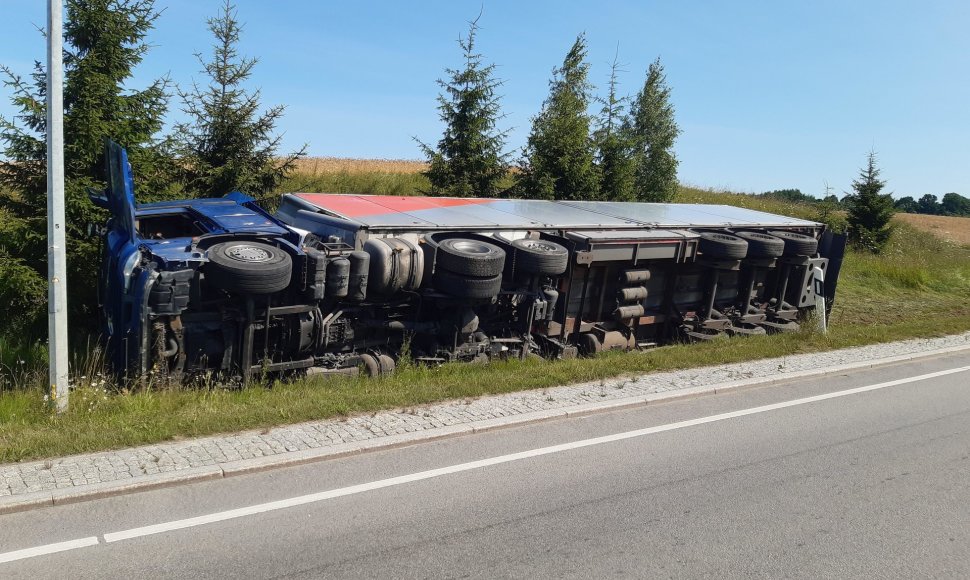 Telšių rajone apvirto neblaivaus baltarusio vilkikas su alkoholio kroviniu