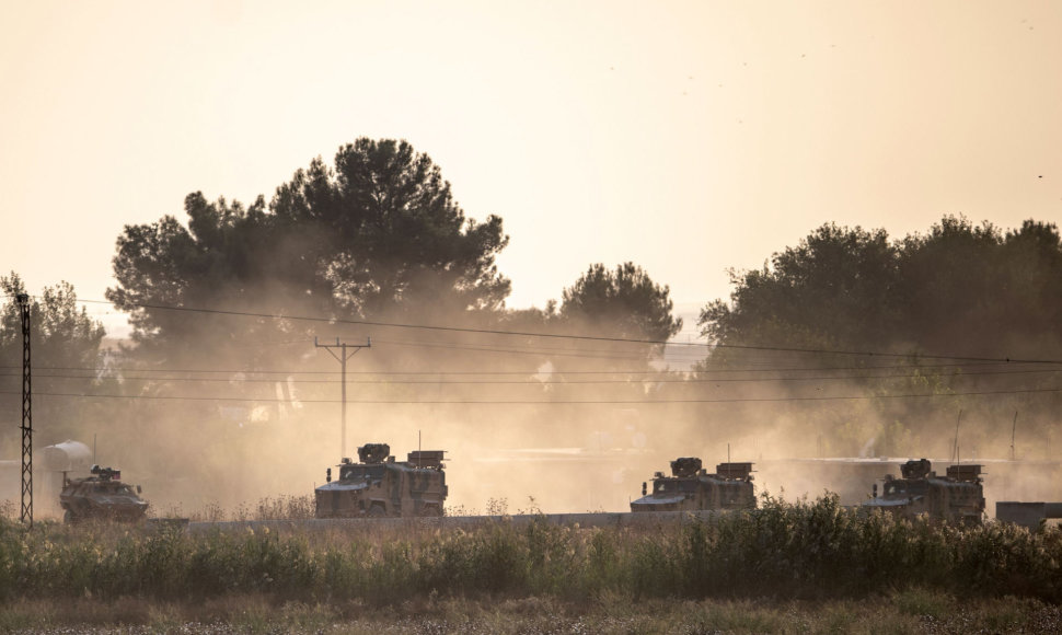 Turkijos pajėgos pradėjo karinę operaciją kurdų kontroliuojamoje Sirijos šiaurėje