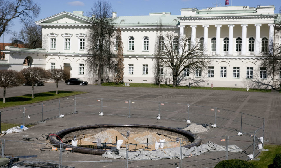 Prezidentūros rūmų kiemelyje fontano statybos darbai