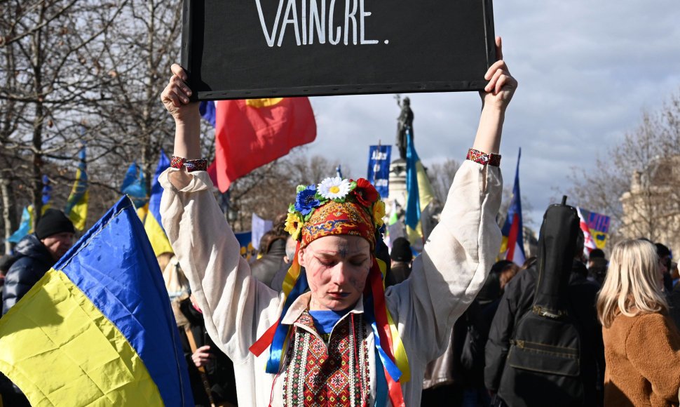 Protestuotojai Prancūzijos sostinėje šeštadienį reikalavo taikos Ukrainoje