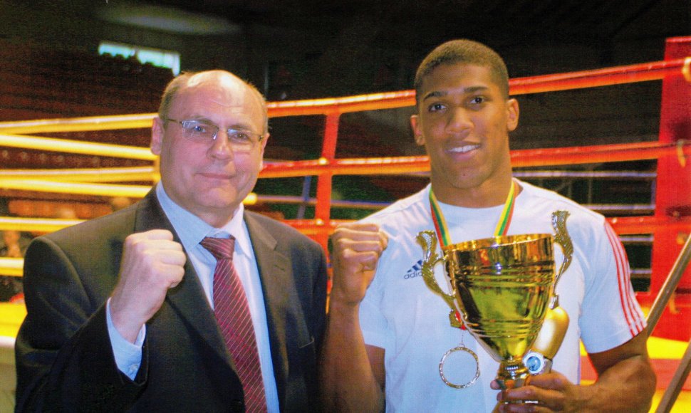 Kauno bokso federacijos prezidentas Rimantas Rutkauskas įteikia techniškiausio turnyro boksininko prizą Anthony Joshua.
