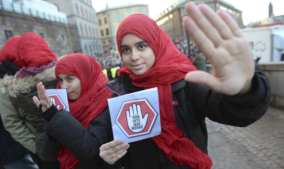 Akimirka iš 2015 m. vykusios protesto akcijos Stokholme. Nuotraukoje matoma mergina laiko užrašą švedų kalba „nelieskite mano mečetės“.