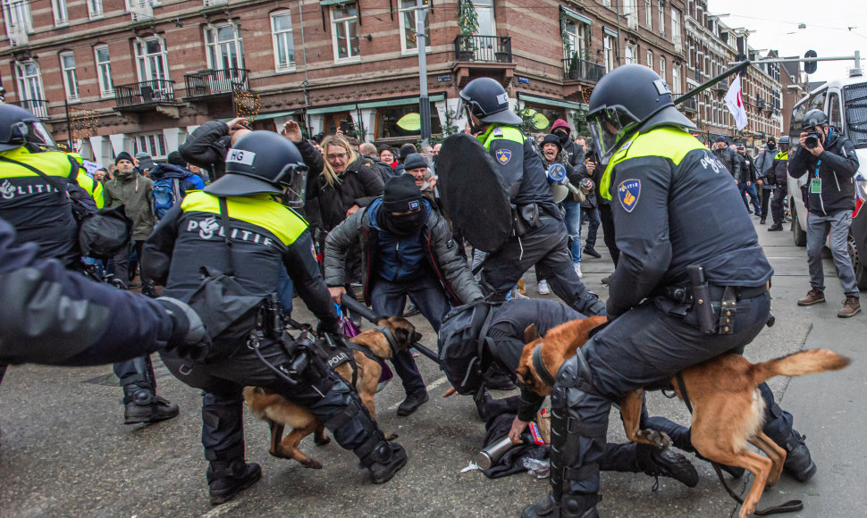 Protestą dėl COVID-19 ribojimų Nyderlanduose žymėjo areštai