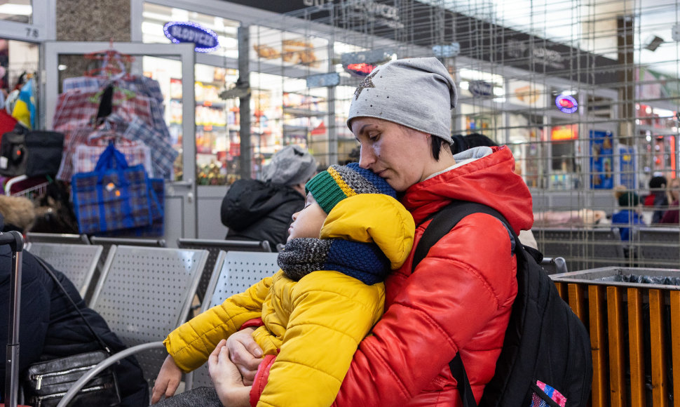 Ukrainos karo pabėgėliai Varšuvos autobusų ir traukinių stotyse