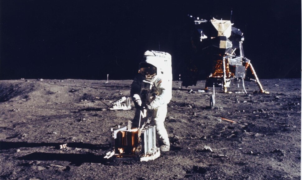 Edwinas Aldrinas išdėlioja mokslinę įrangą ant Mėnulio paviršiaus. 1969 m. liepos 20 d.