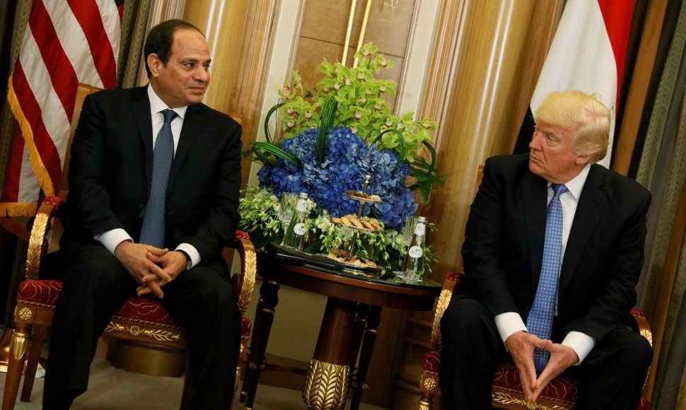 D.Trumpas paskelbė ketinąs netrukus apsilankyti Egipte. 