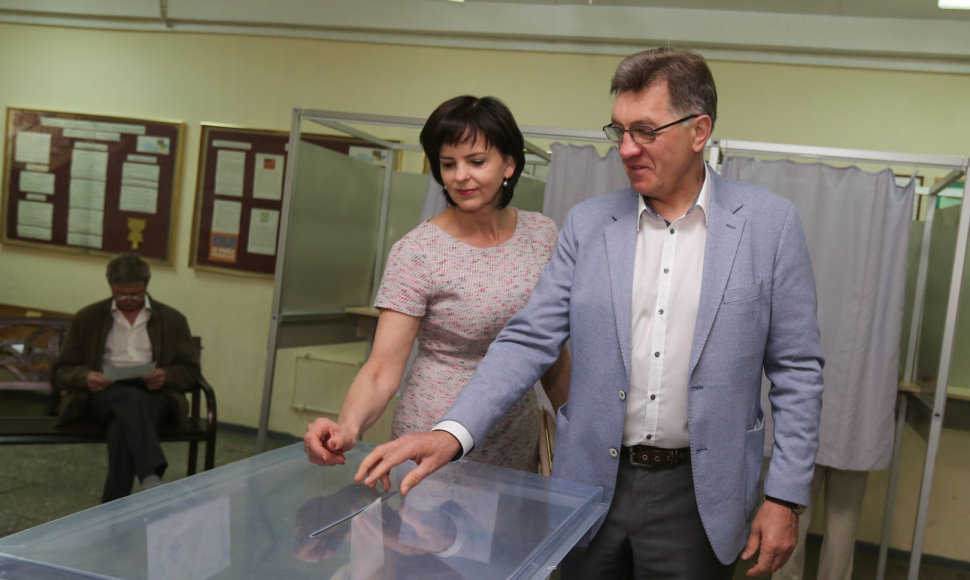 Algirdas Butkevičius su žmona balsavimo apylinkėje