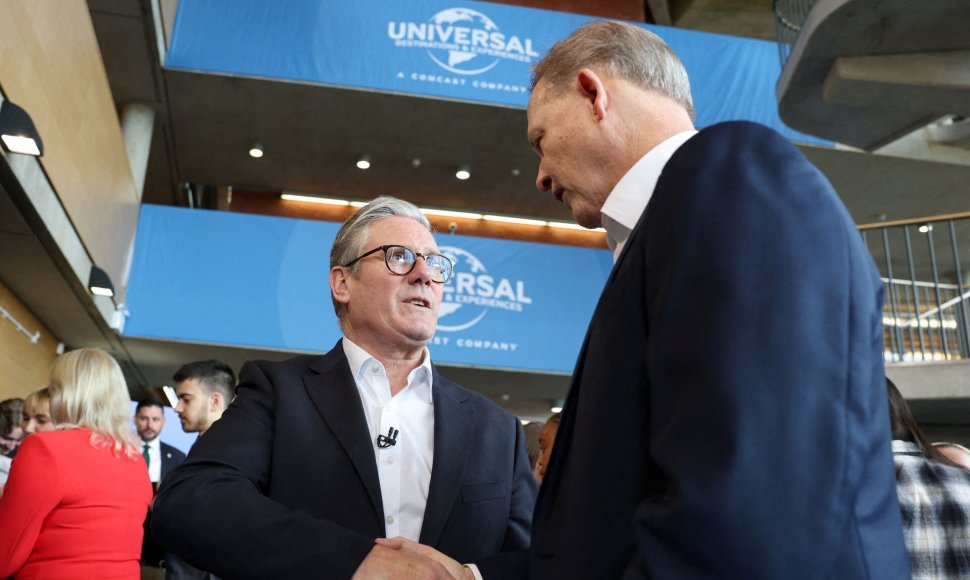 K. Starmeris spaudžia ranką „Comcast“ prezidentui Mike&#39;ui Cavanagh / JOHN SIBLEY / AFP