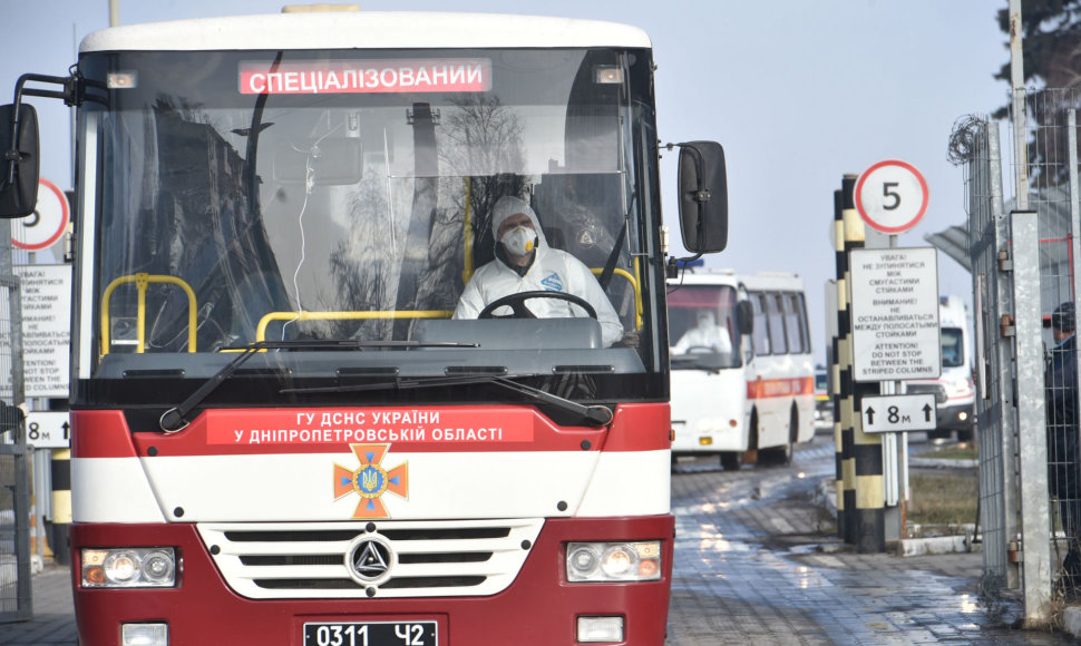 Autobusas, vežantis iš Kinijos evakuotus ukrainiečius