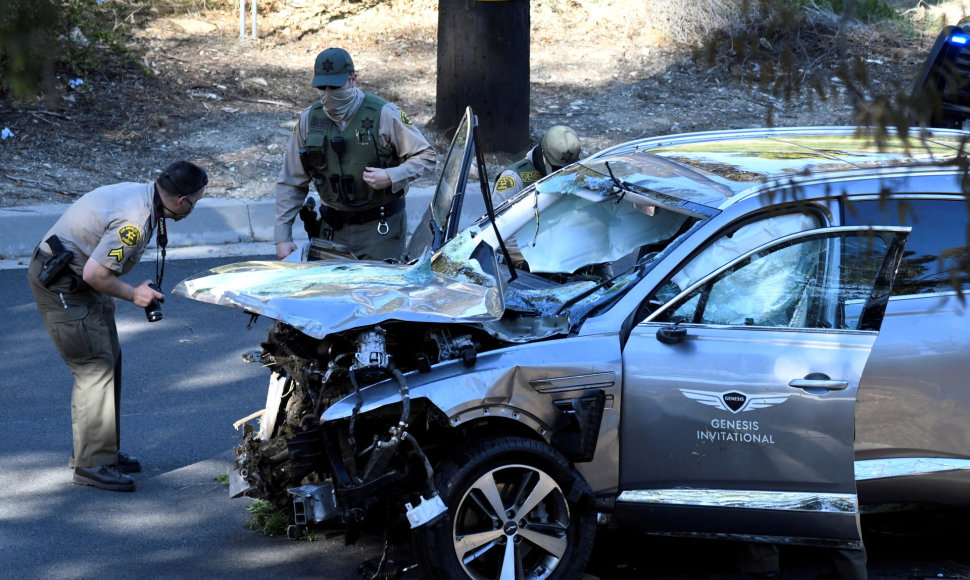 Taip po avarijos atrodė pareigūnų apžiūrimas Tigerio Woodso automobilis.