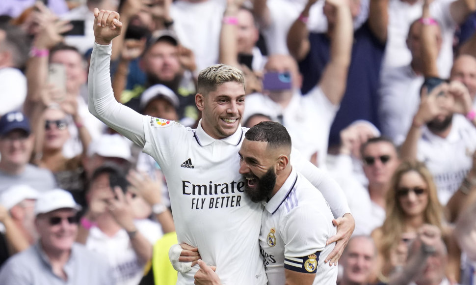 Madrido "Real" švenčia įvartį: Federico Valverde ir Karimas Benzema.