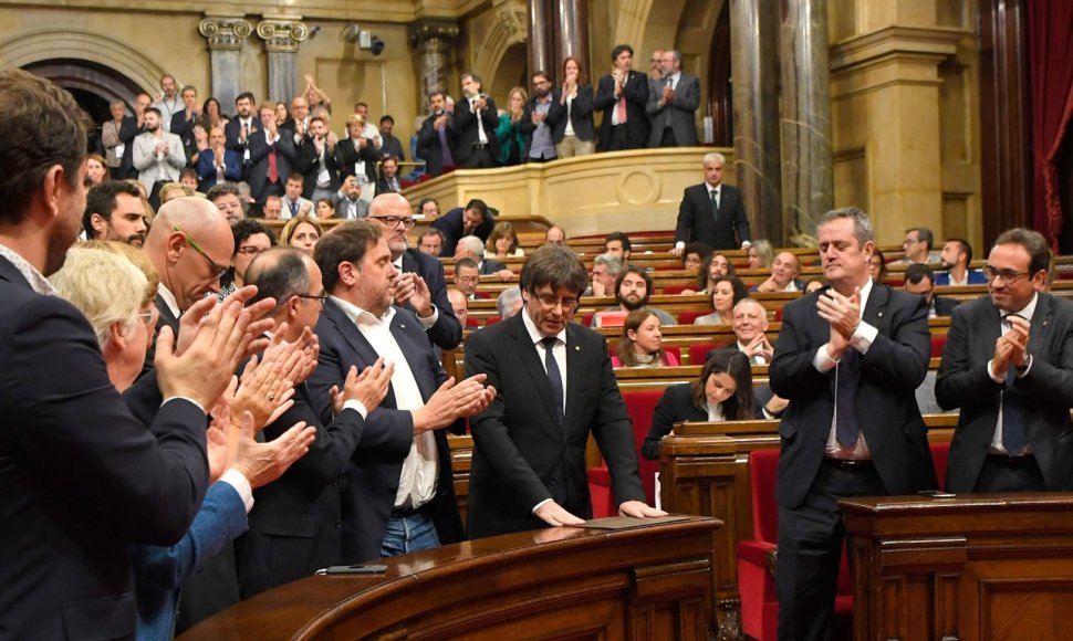 Katalonijos lyderiai pasirašė atidėtą nepriklausomybės deklaraciją