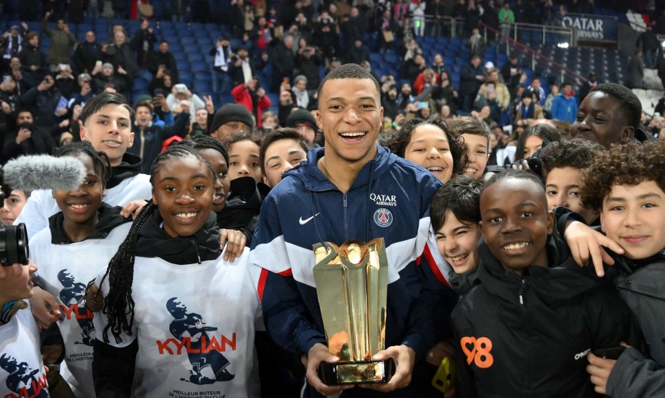 Kylianas Mbappe su jaunaisiais PSG klubo auklėtiniais švenčia savo rekordą.