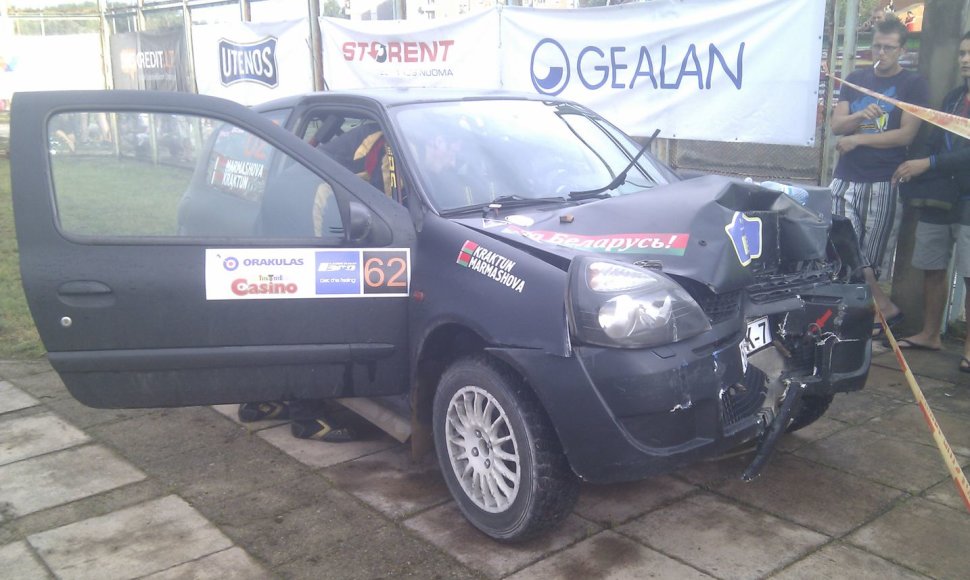 „Renault Clio“ avarija „300 lakes rally“ antrame GR
